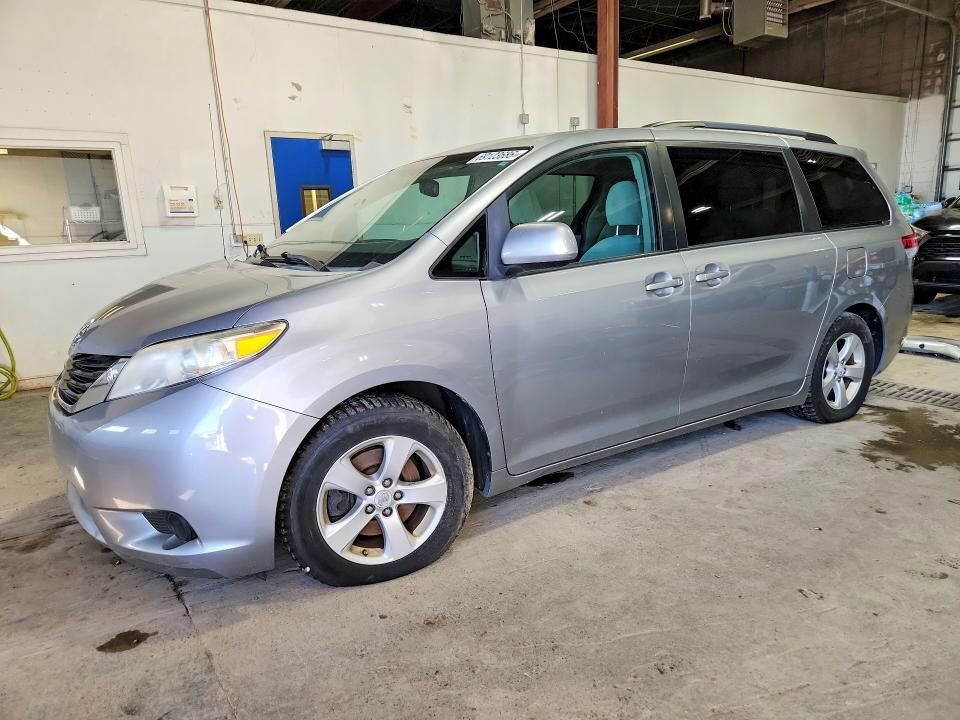 2011 TOYOTA Sienna