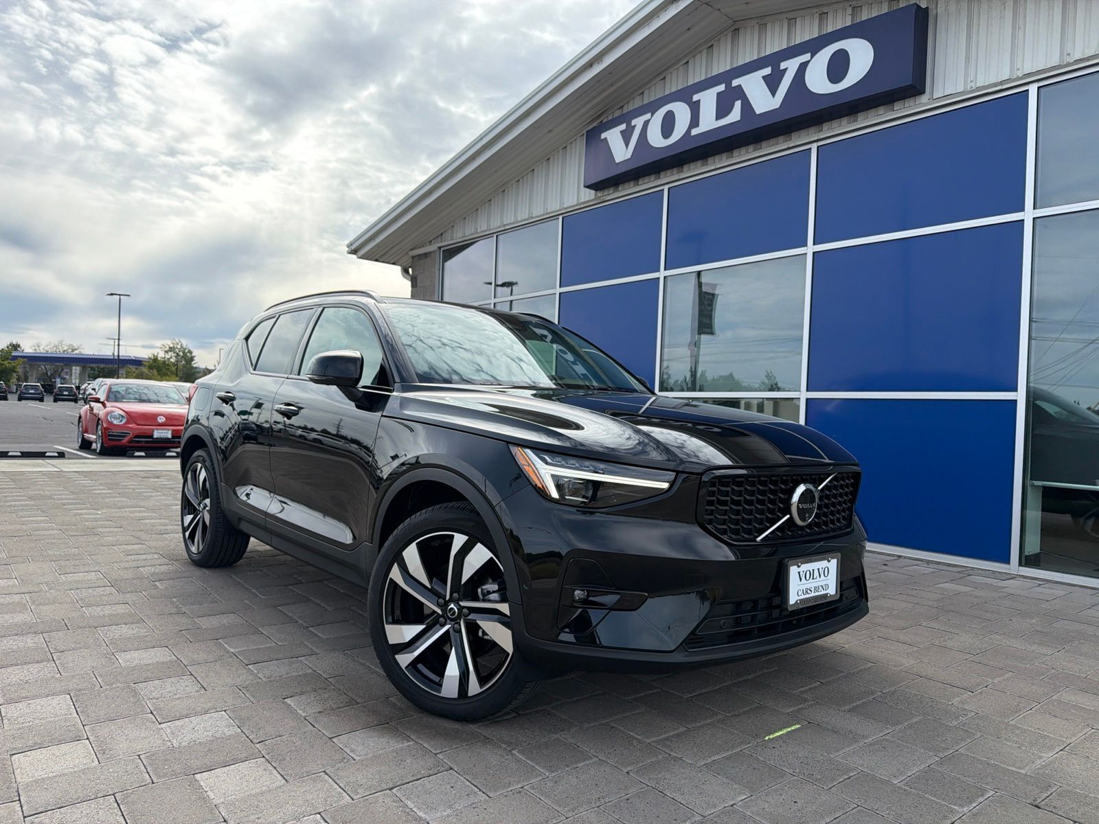 2025 VOLVO XC40