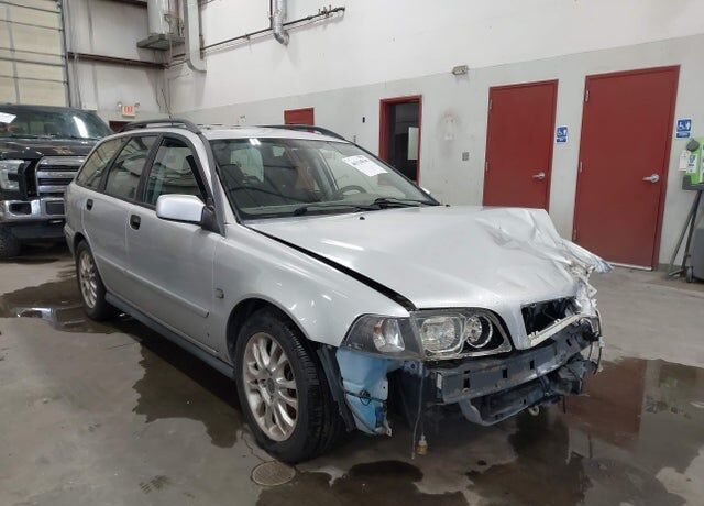 2003 VOLVO V40