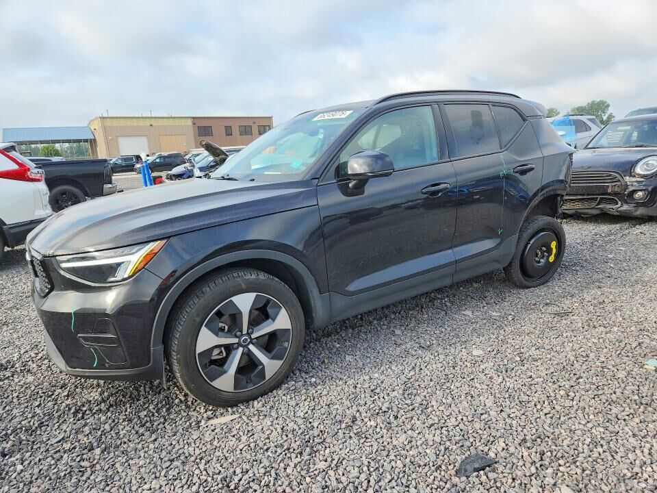 2024 VOLVO XC40