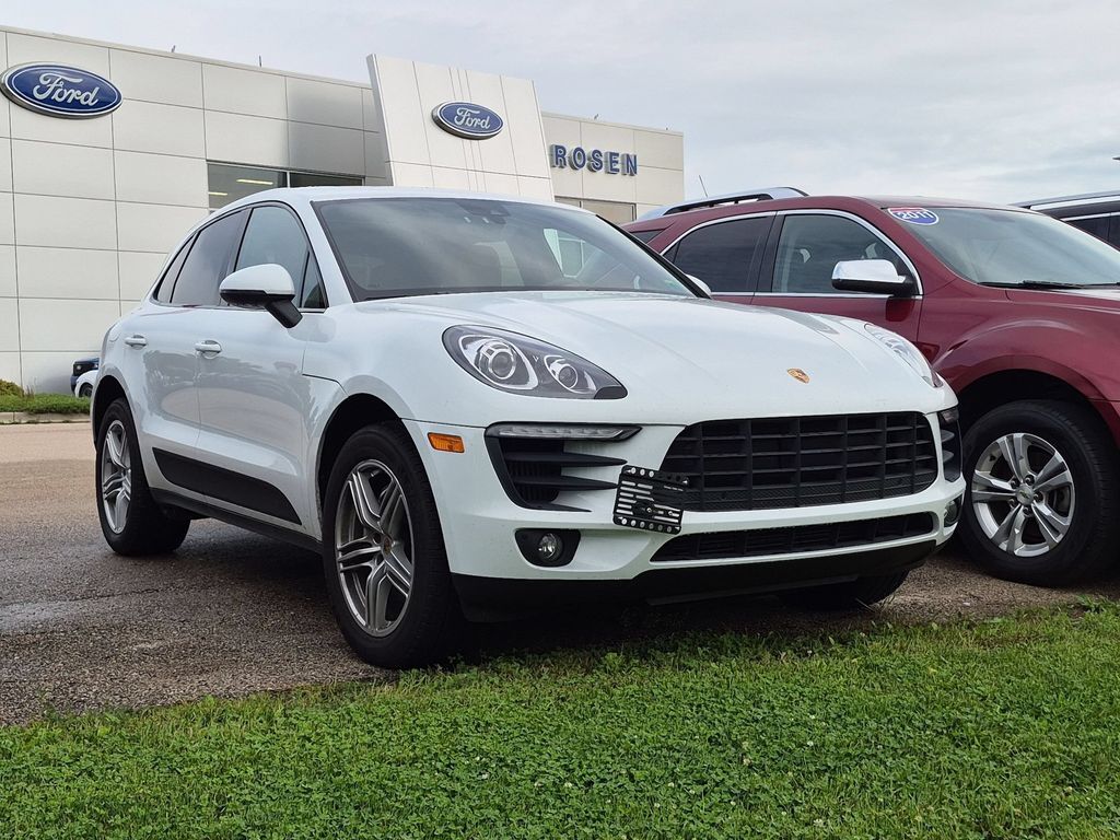 2017 PORSCHE Macan
