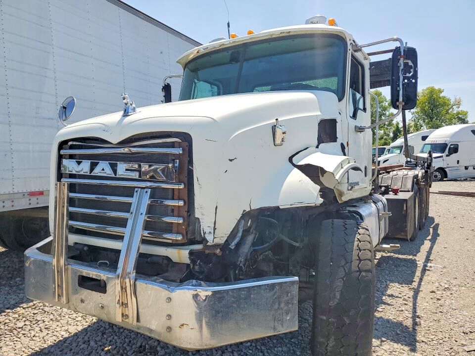 2011 MACK GU