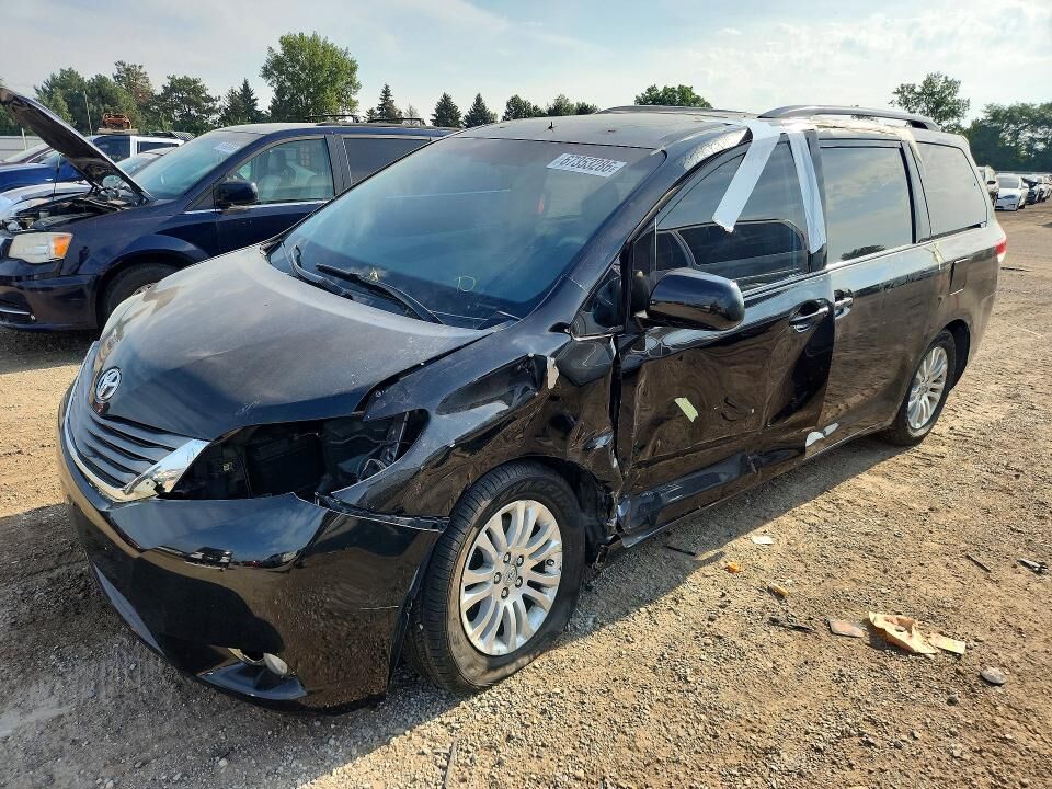 2011 TOYOTA Sienna