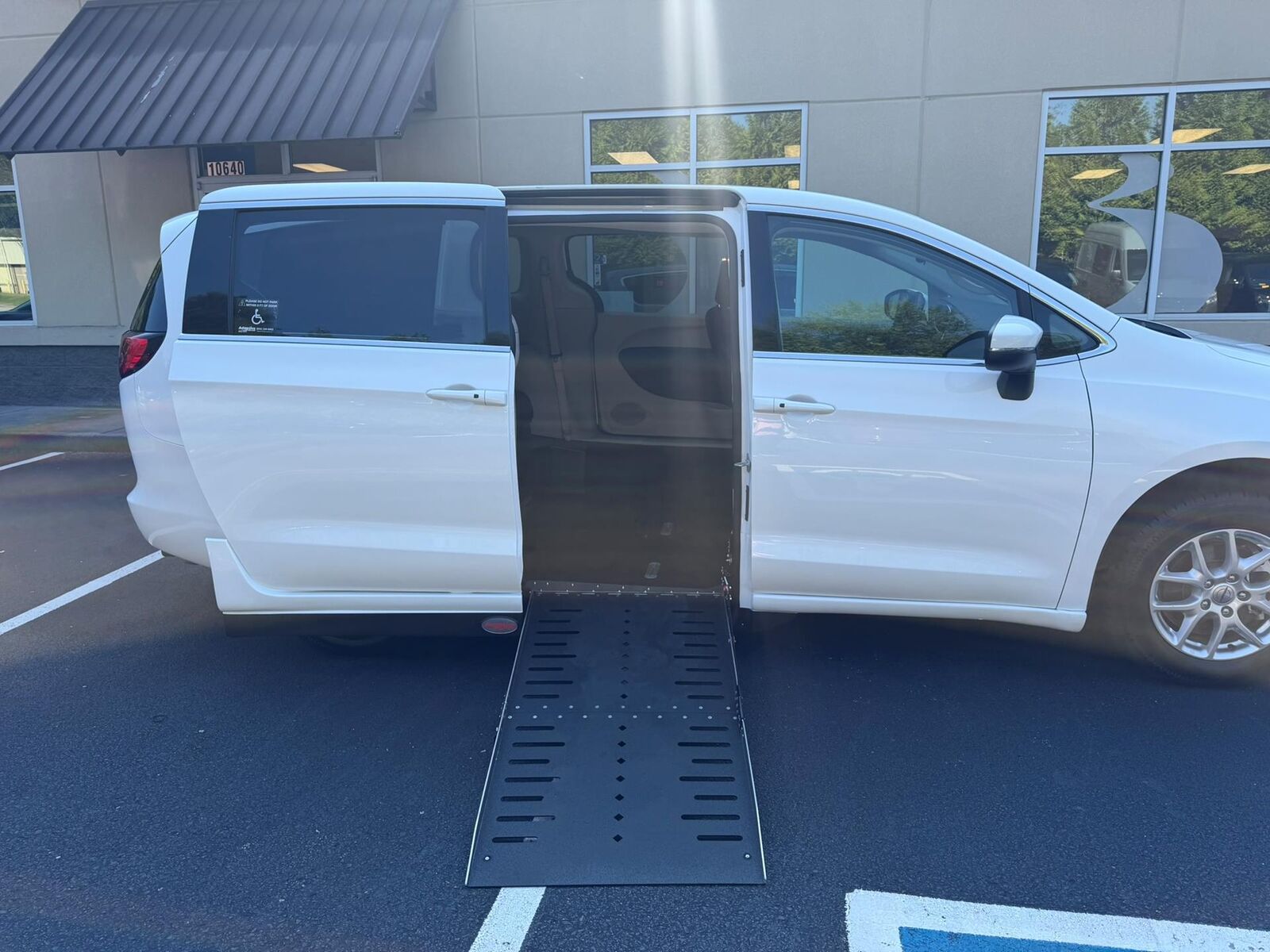 2023 CHRYSLER Voyager