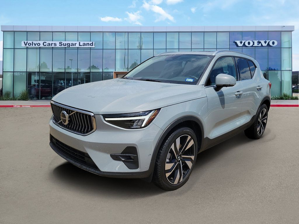 2025 VOLVO XC40