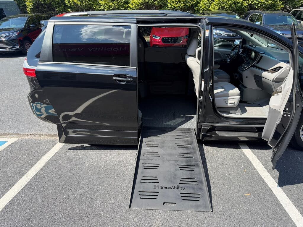2017 TOYOTA Sienna