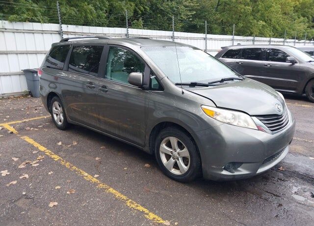 2011 TOYOTA Sienna