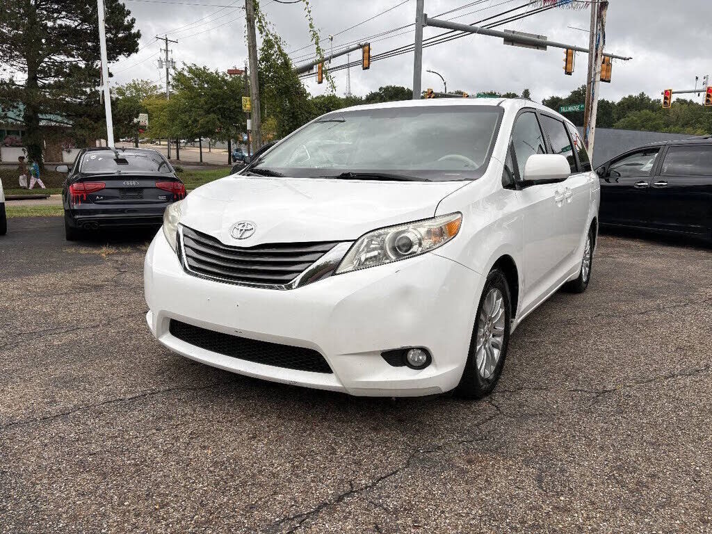 2011 TOYOTA Sienna