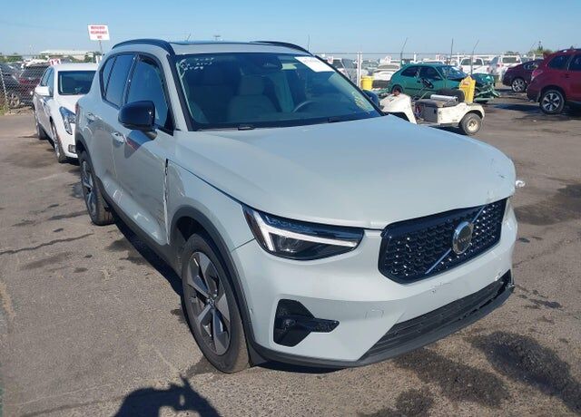2026 VOLVO XC40
