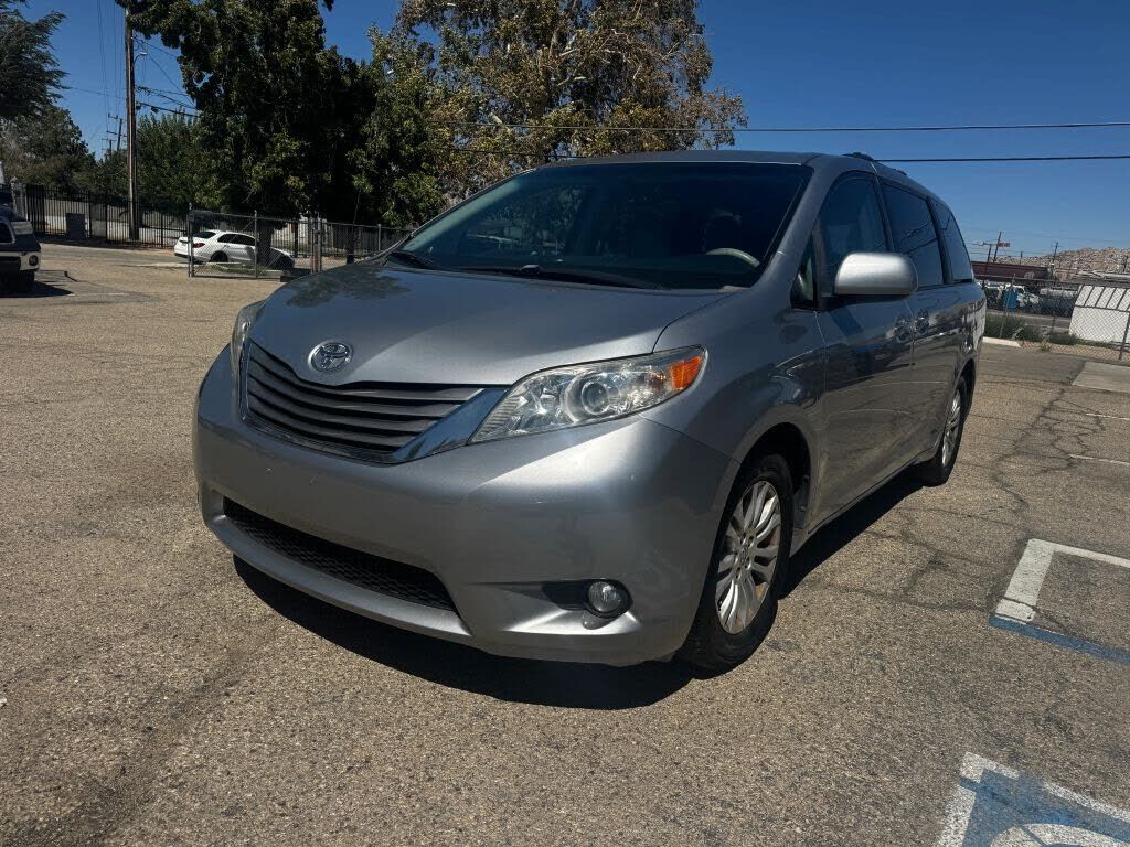 2011 TOYOTA Sienna