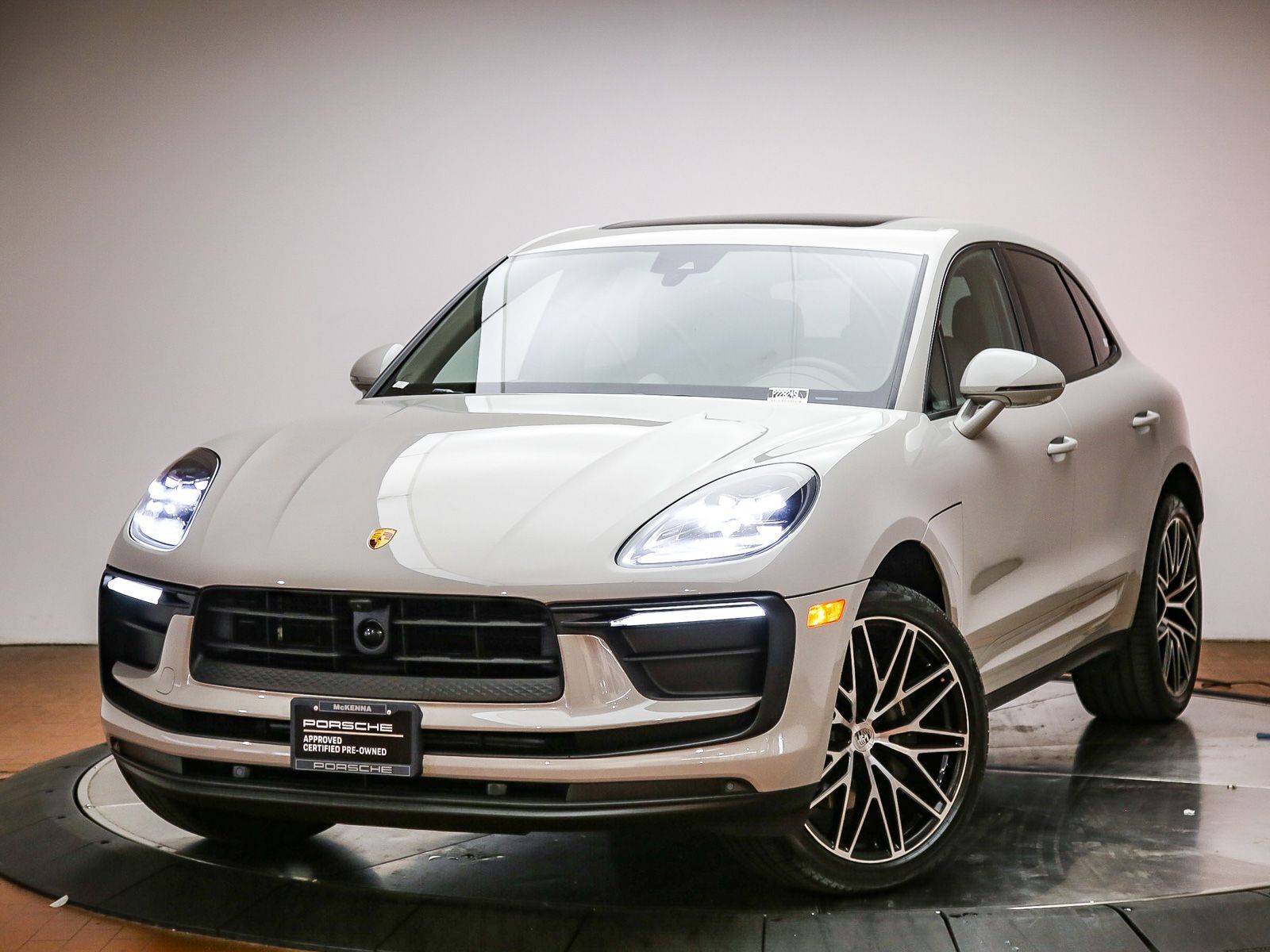 2026 PORSCHE Macan