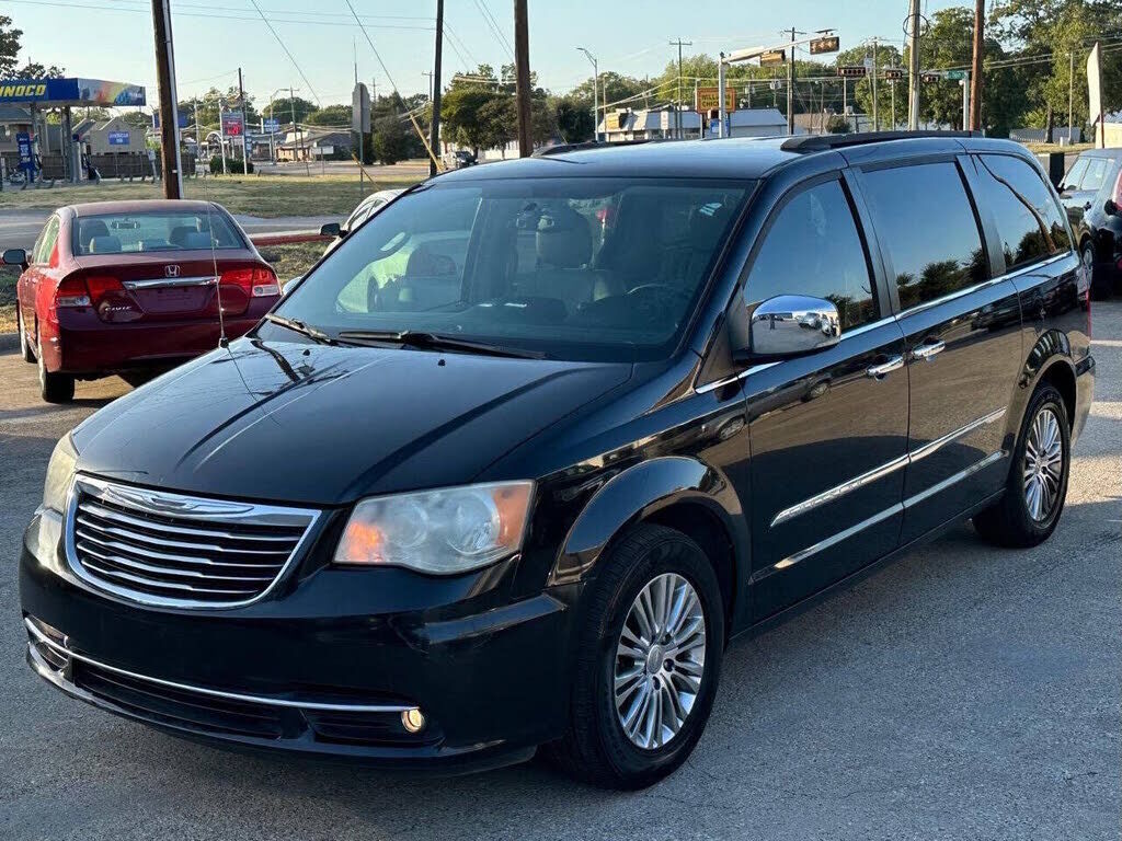 2013 CHRYSLER Town and Country