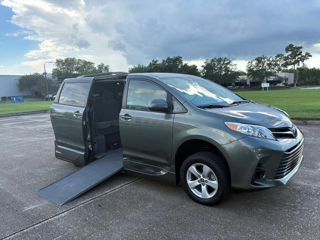 2019 TOYOTA Sienna
