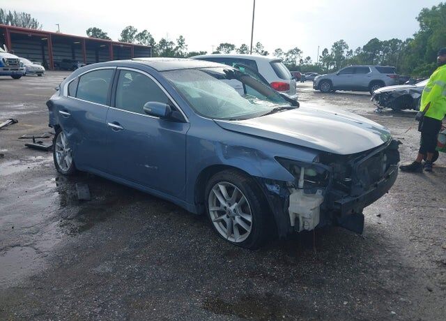 2010 NISSAN Maxima