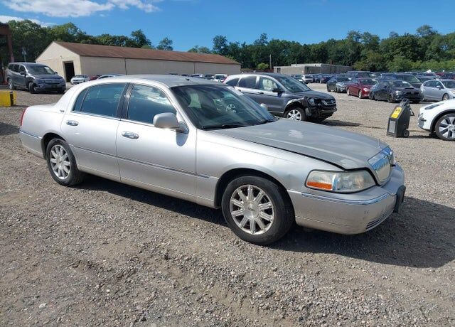 2010 LINCOLN Town Car