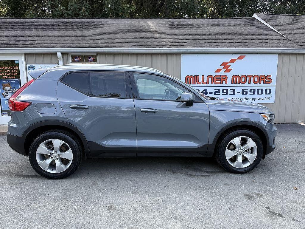 2022 VOLVO XC40