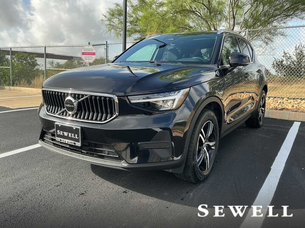 2025 VOLVO XC40