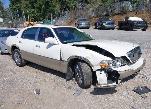 2004 LINCOLN Town Car