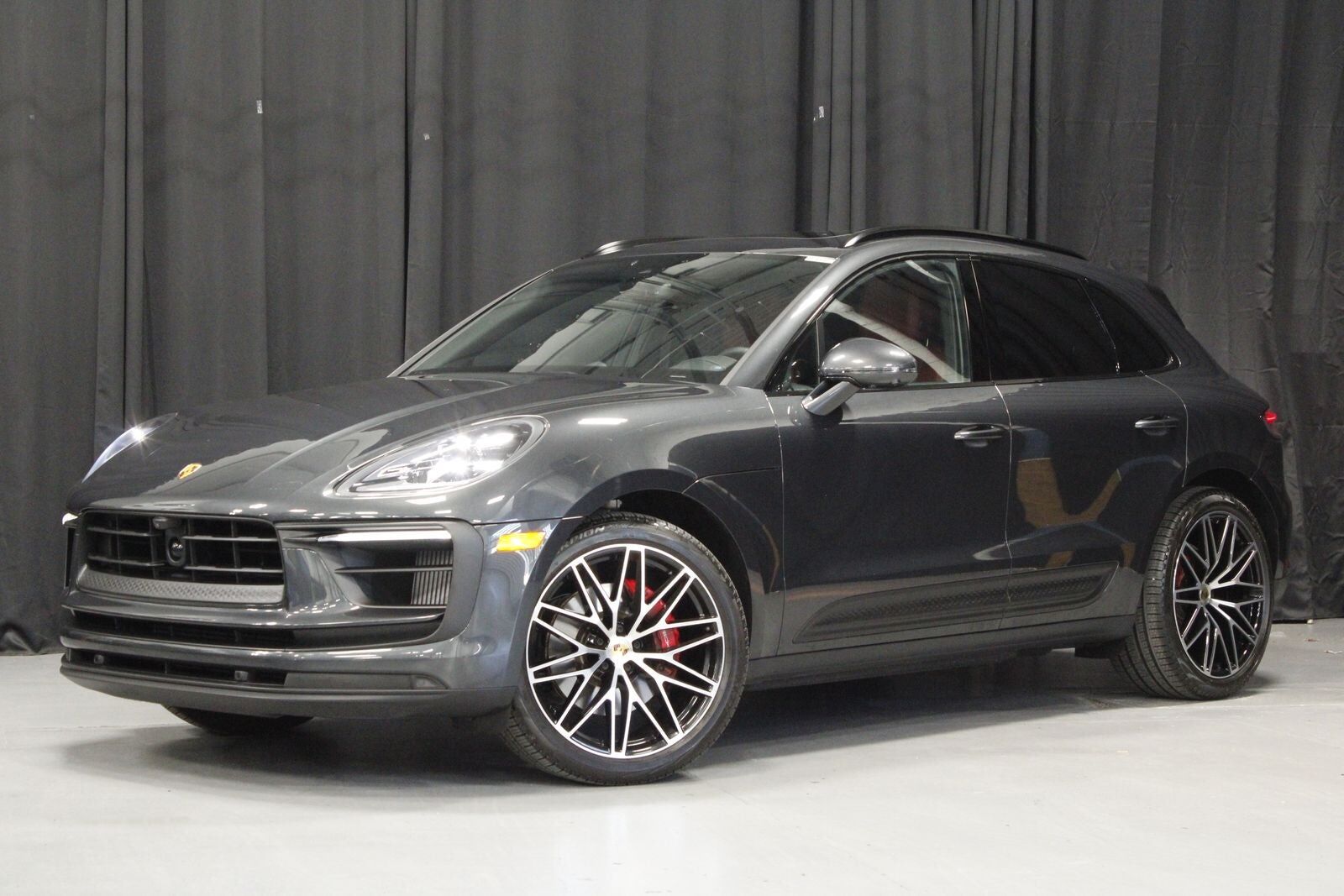 2025 PORSCHE Macan