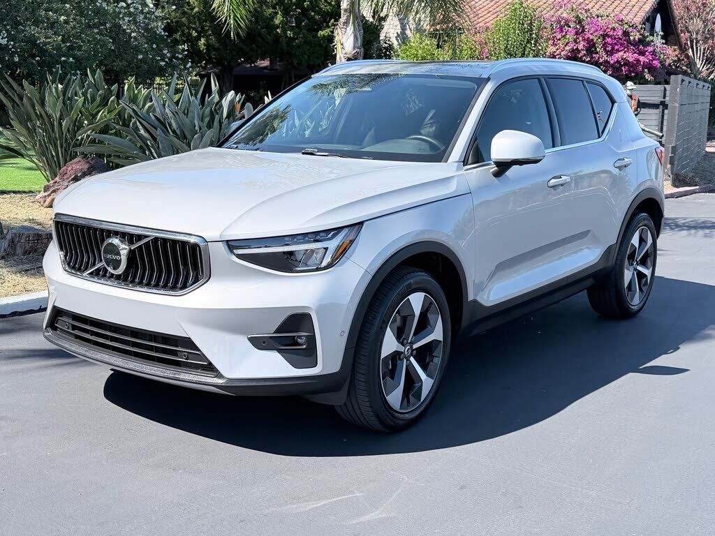 2025 VOLVO XC40