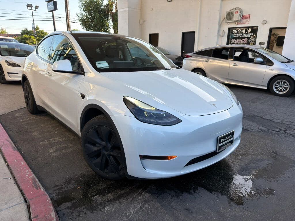 2025 TESLA Model Y