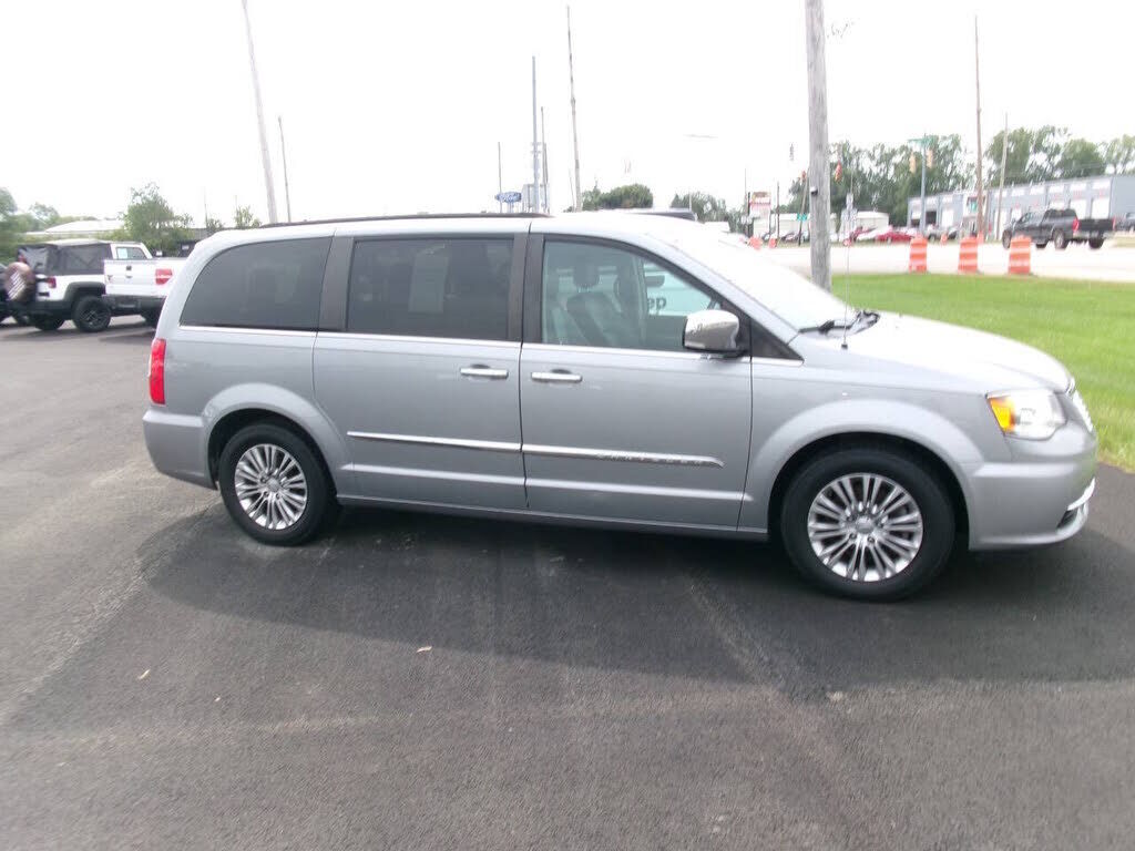 2015 CHRYSLER Town and Country