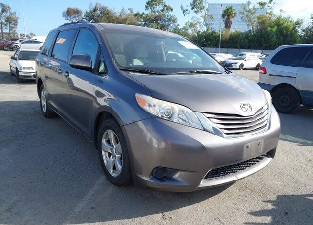 2017 TOYOTA Sienna