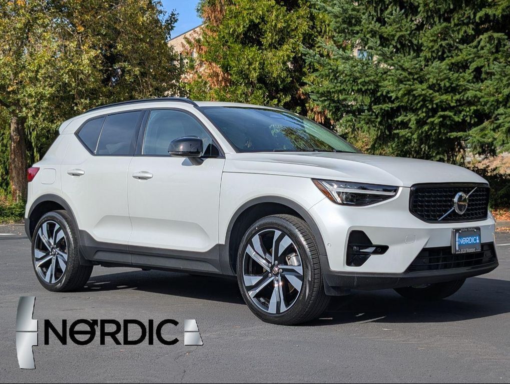 2024 VOLVO XC40