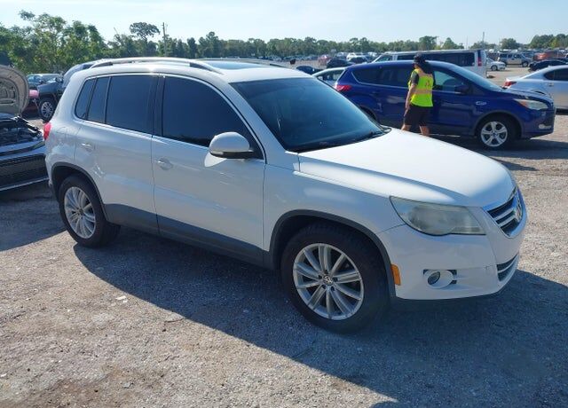 2011 VOLKSWAGEN Tiguan
