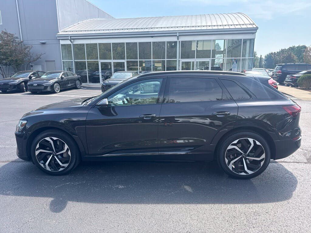 2024 AUDI Q8