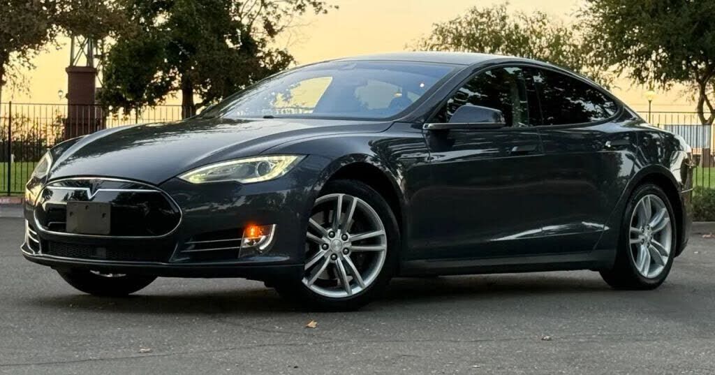 2015 TESLA Model S
