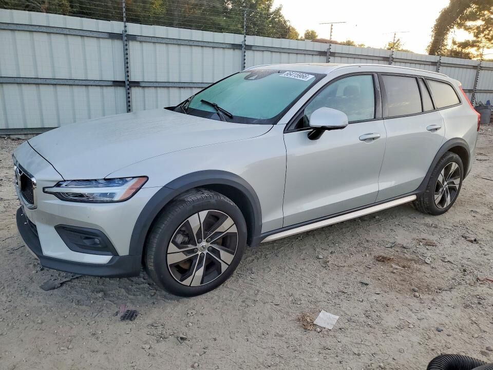 2021 VOLVO V60CC
