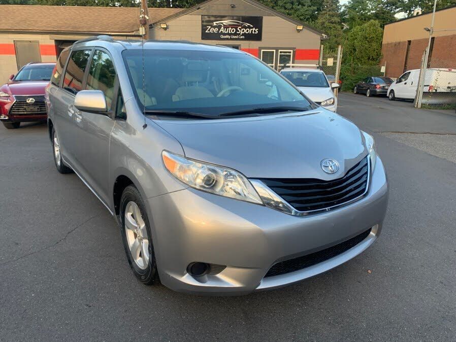 2011 TOYOTA Sienna