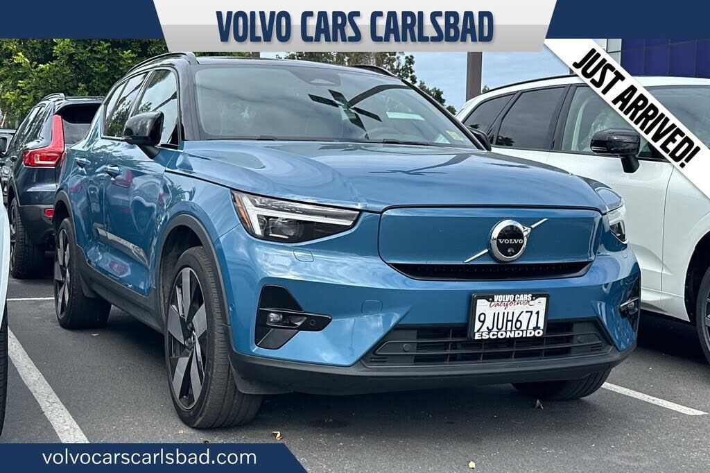 2023 VOLVO XC40