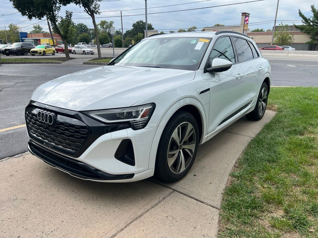2024 AUDI Q8