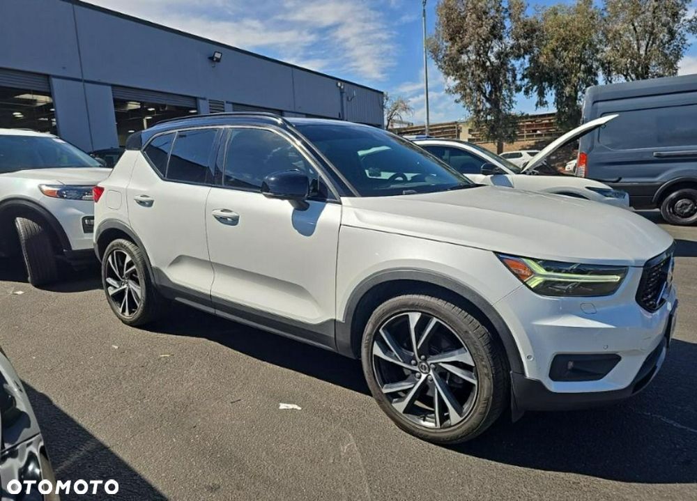 2019 VOLVO XC40