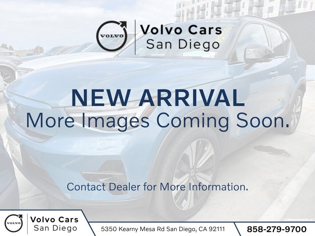 2023 VOLVO XC40