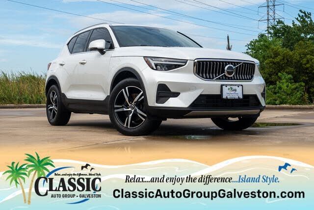 2025 VOLVO XC40