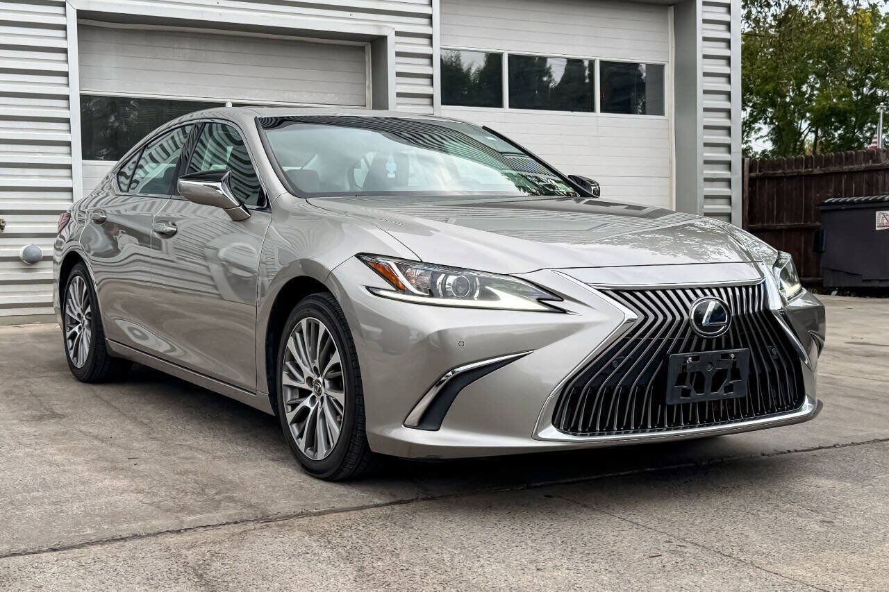 2019 LEXUS ES