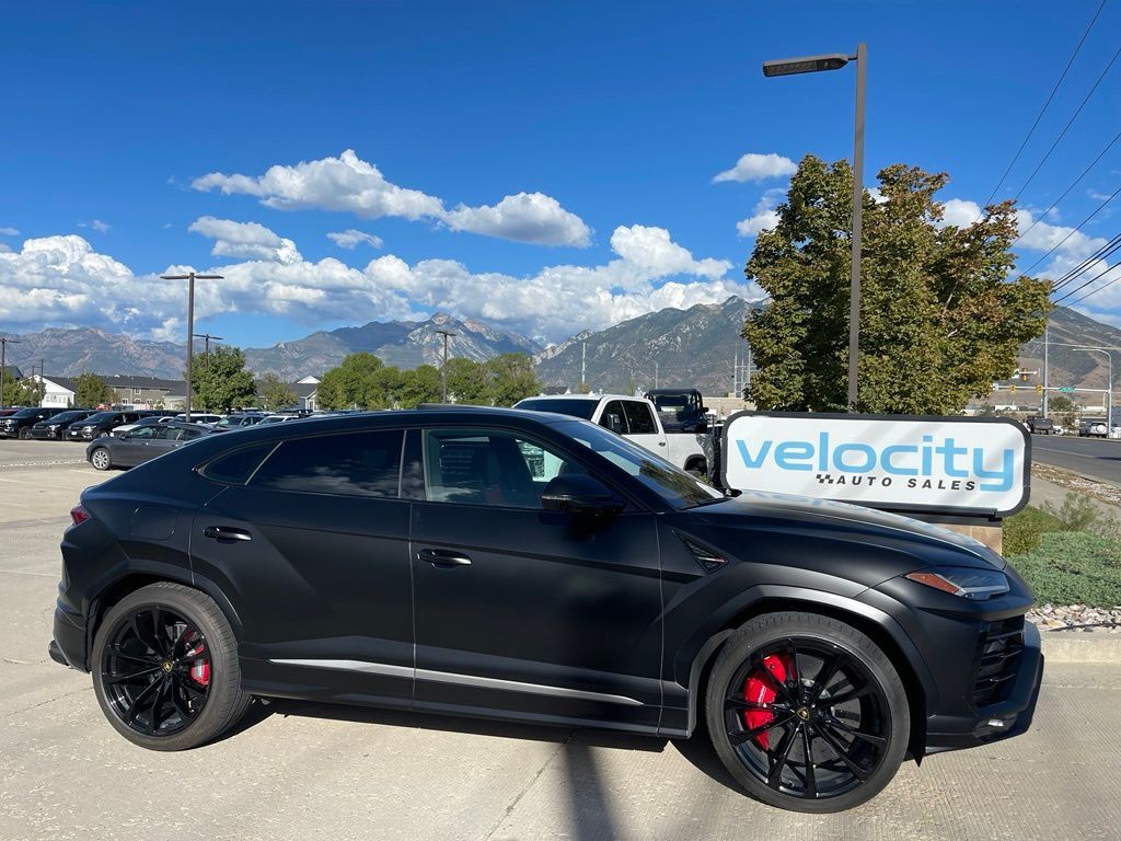 2022 LAMBORGHINI URUS
