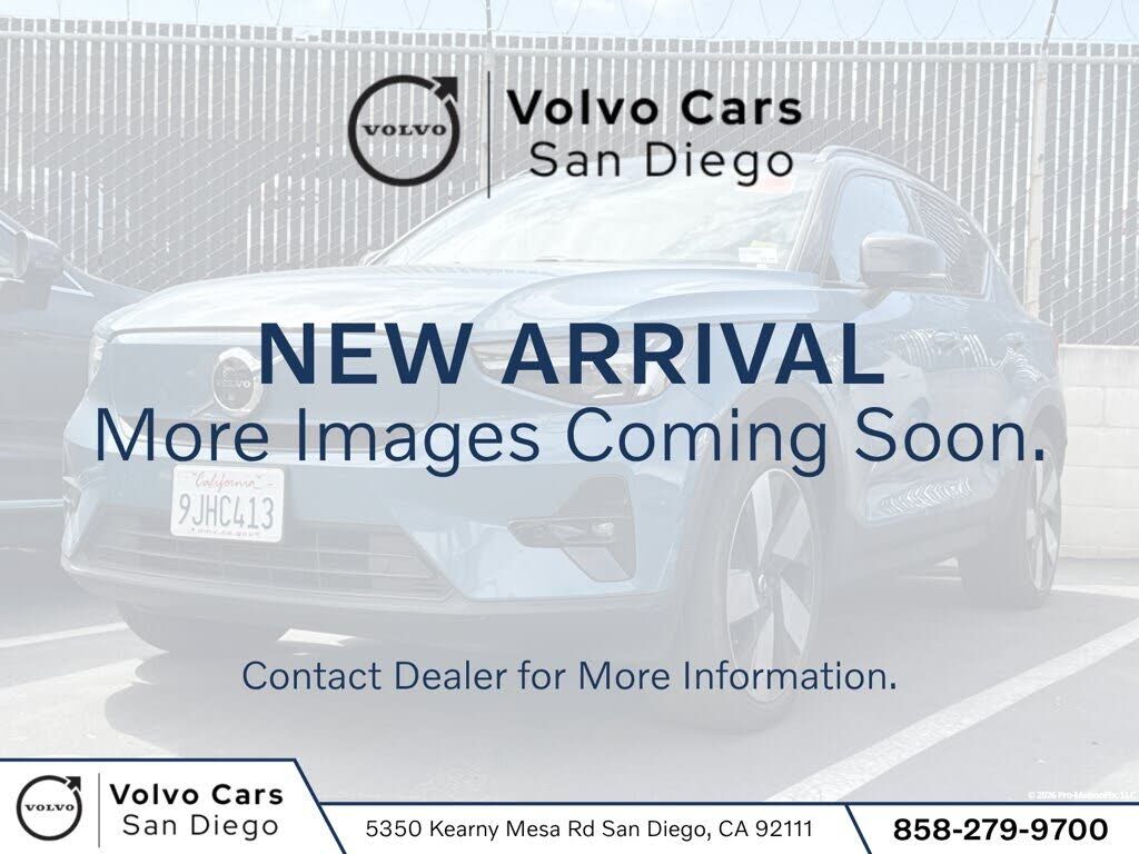 2023 VOLVO XC40