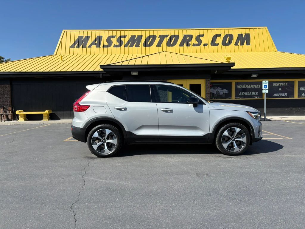 2024 VOLVO XC40
