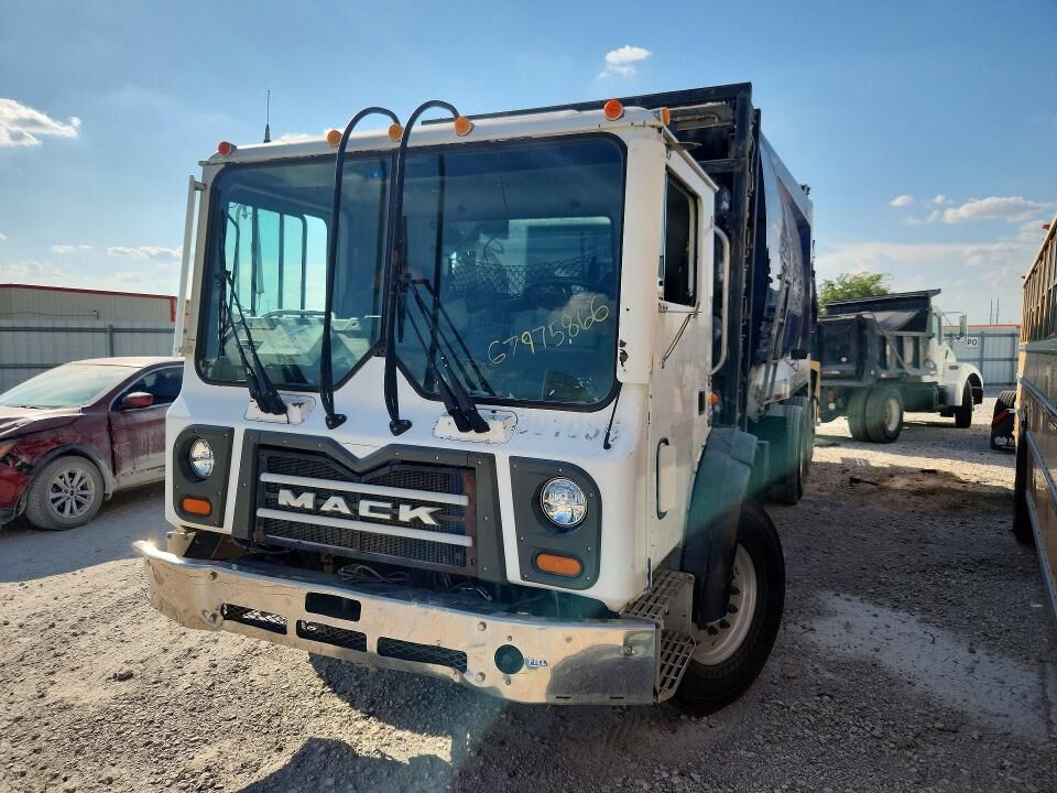 2013 MACK MRU