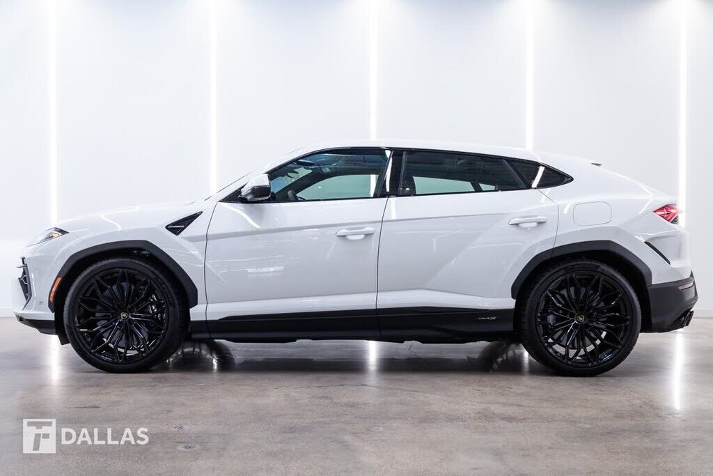 2026 LAMBORGHINI URUS