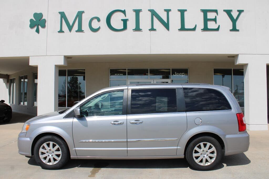 2016 CHRYSLER Town and Country