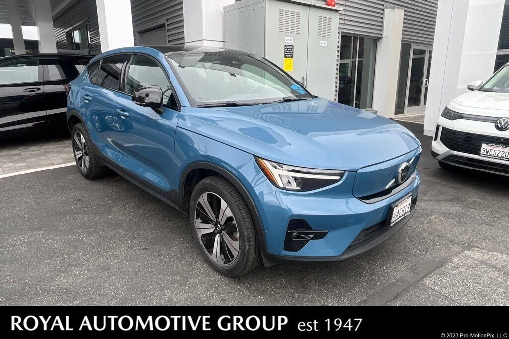 2023 VOLVO C40