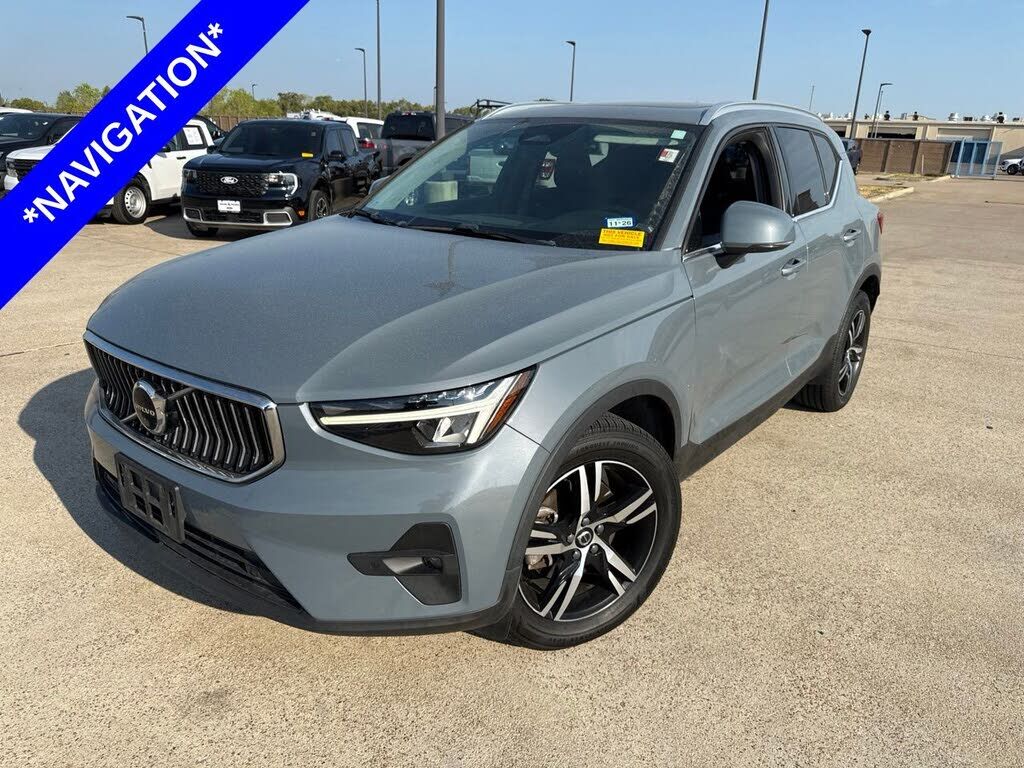 2023 VOLVO XC40