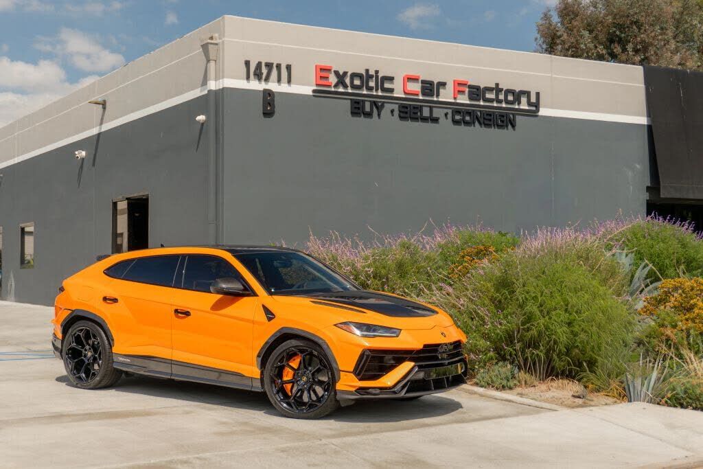 2024 LAMBORGHINI URUS