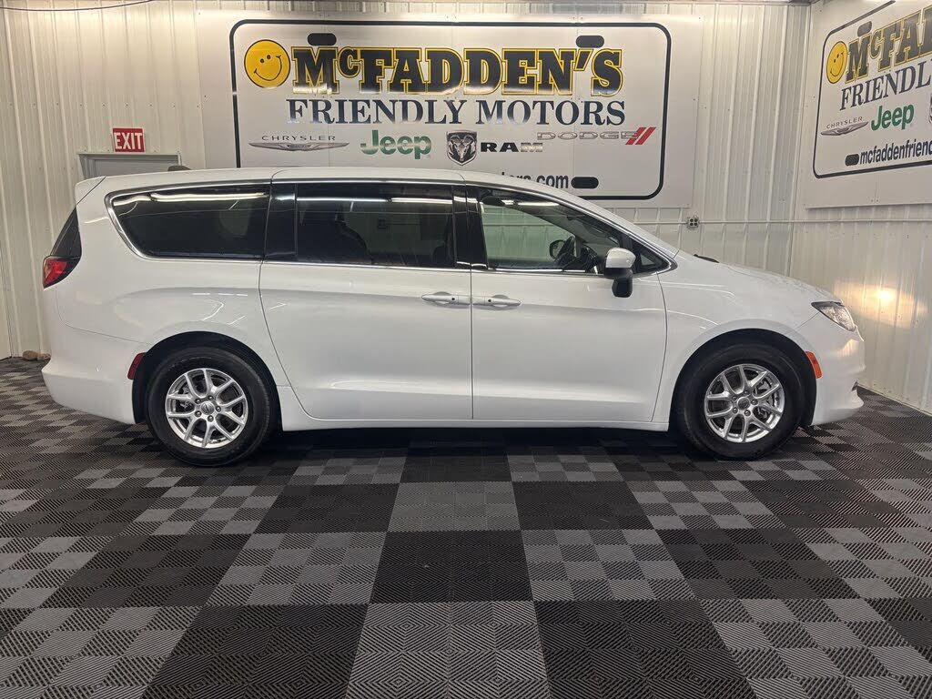 2023 CHRYSLER Voyager