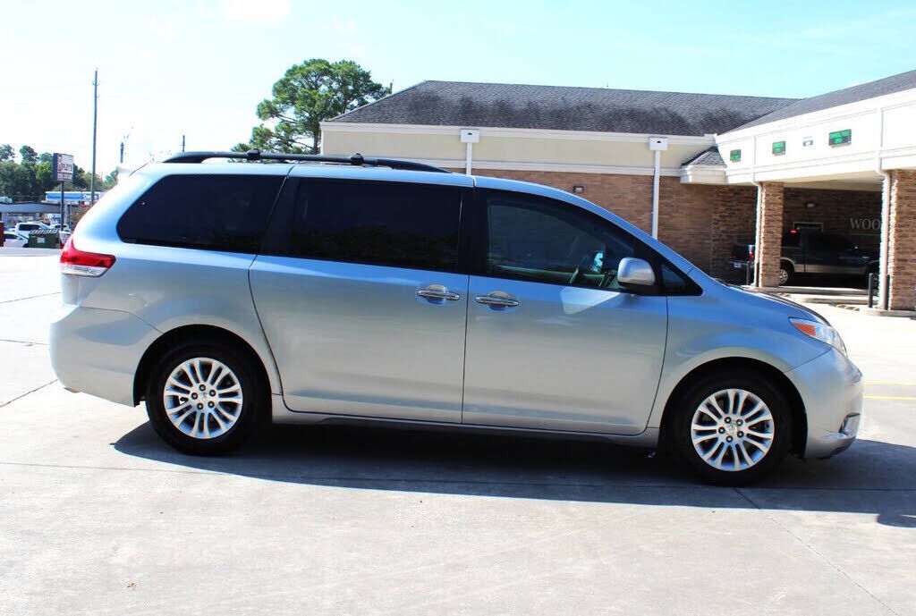 2011 TOYOTA Sienna